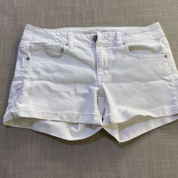 American Eagle Women’s Shorts in white. Women’s size 8 - Picture 9 of 16